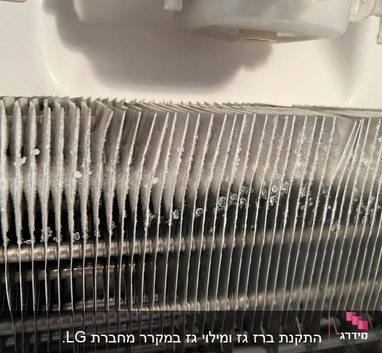 סוללת קירור במקרר עם קרח מצטבר